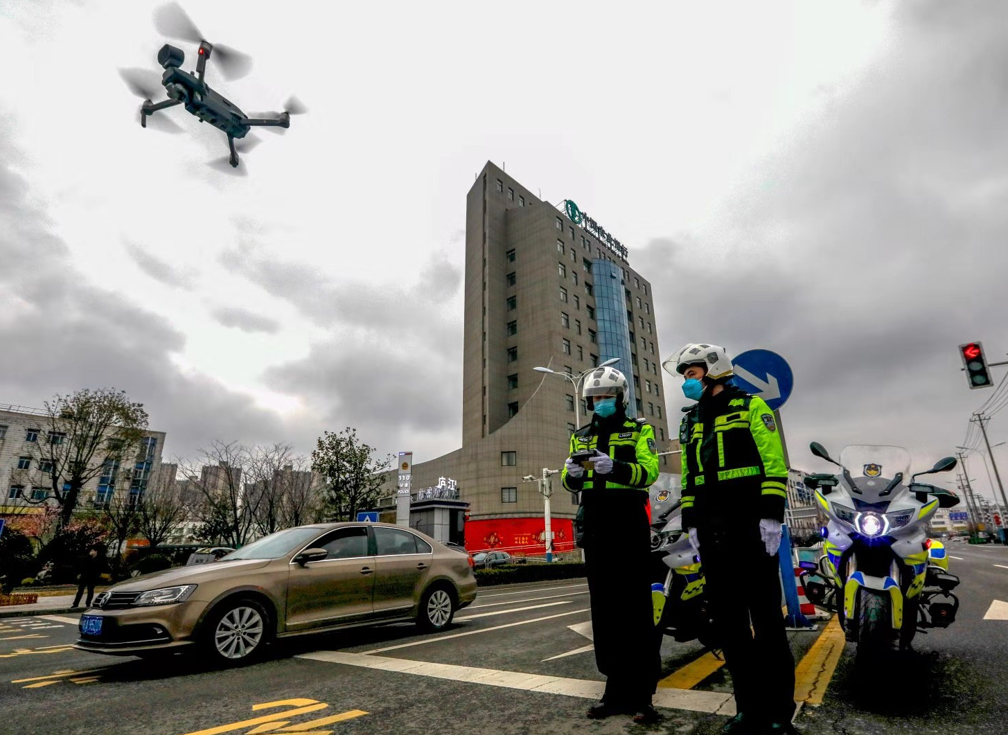 廈門市啟用警用無人機(jī)協(xié)助勸導(dǎo)行人安全文明出行(圖1) 廈門市啟用警用無人機(jī)協(xié)助勸導(dǎo)行人安全文明出行(圖1)