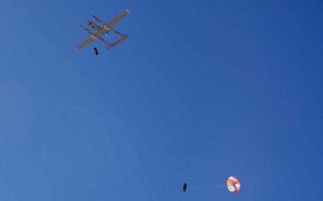 美國(guó)陸軍正在練習(xí)利用無人機(jī)向戰(zhàn)場(chǎng)提供血液(圖1)